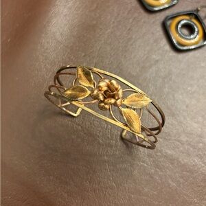 Elegant Gold Floral Bracelet